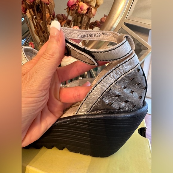 Fly London 39 sandal silver NEW - Picture 4 of 5